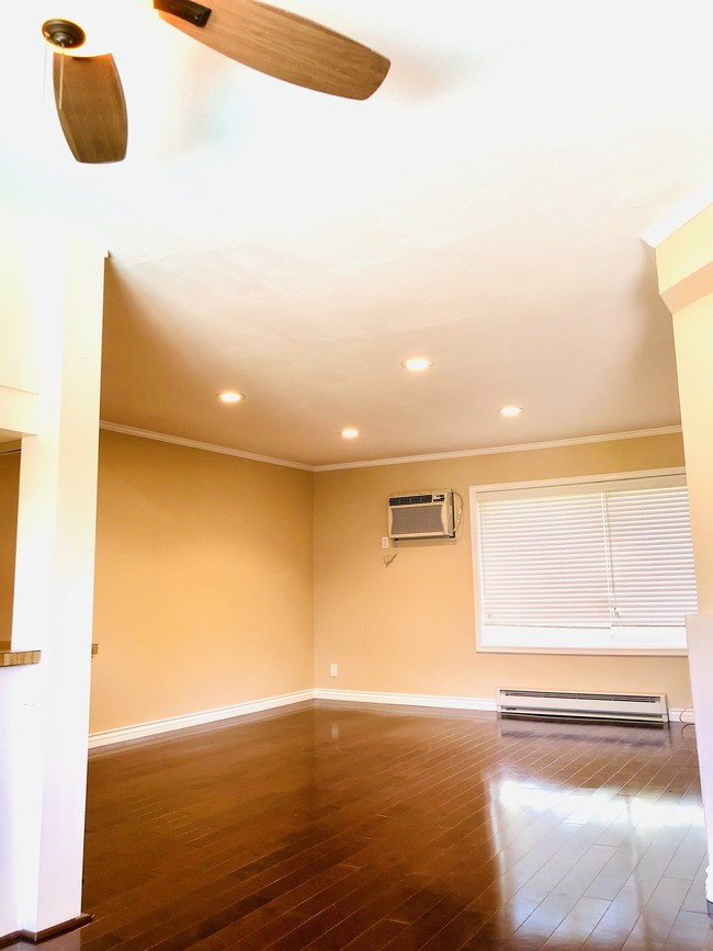 3907 La Crescenta Ave Unidad 204