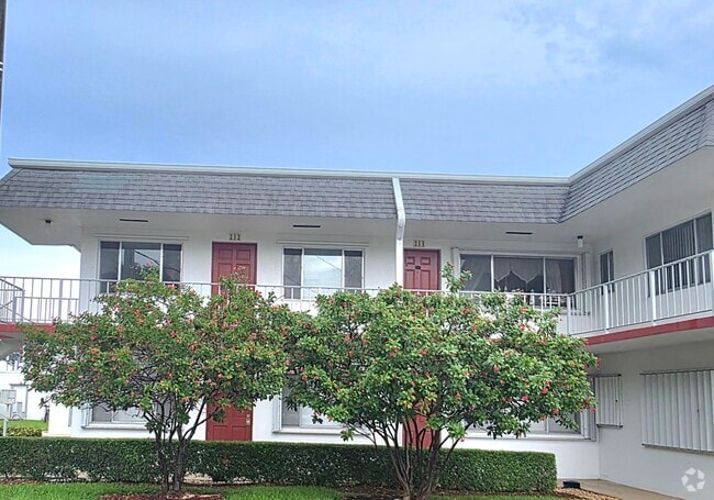 Building Photo - 3200 Lake Osborne Dr Unit 212 Rental