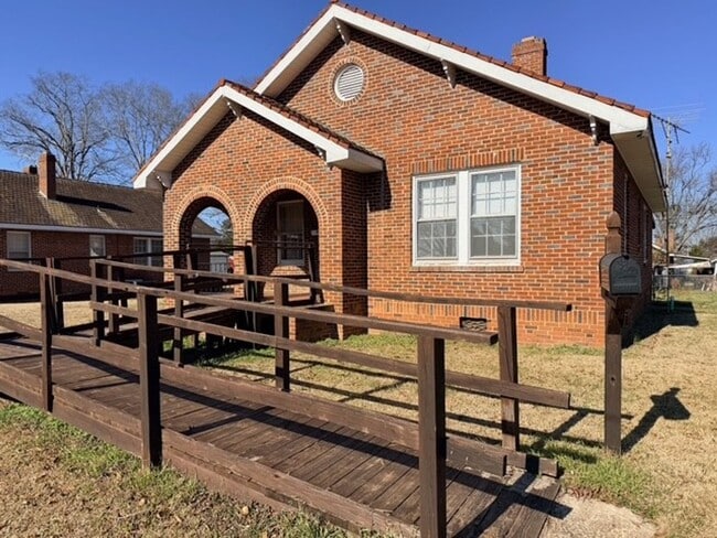 Building Photo - 420 Bond Ave Unit 420 Bond Ave