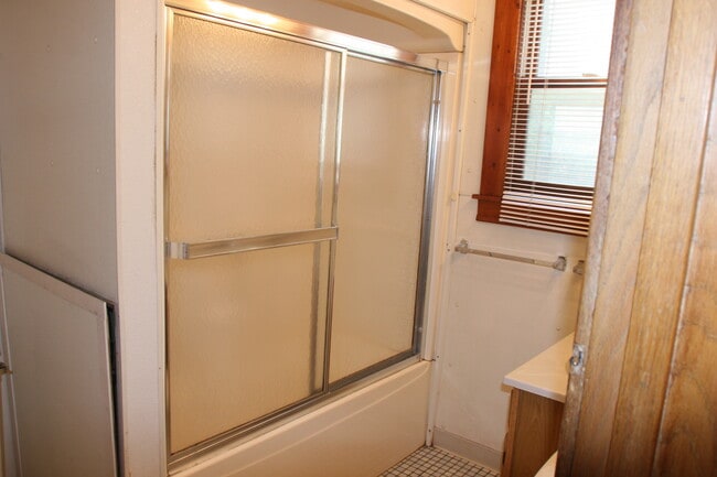 Tub and shower - 1014 17th Ave SE Unit 1
