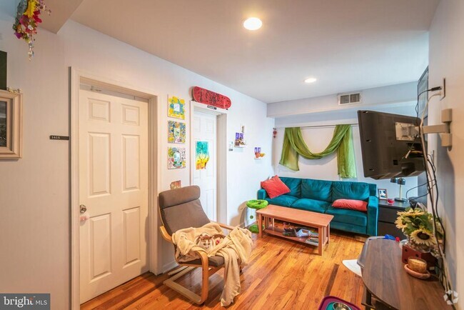 Building Photo - 1116 Pine St Unit 3F Rental