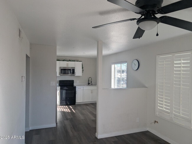 Building Photo - 7160 N 53rd Ave Unit Apt 2