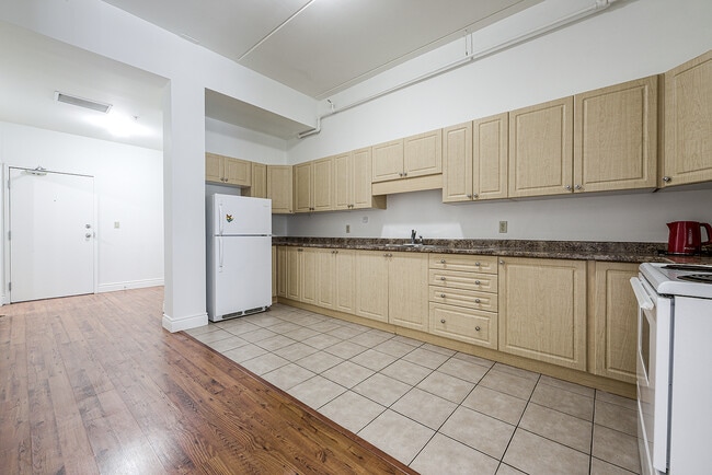 Photo - 150 Colborne St W