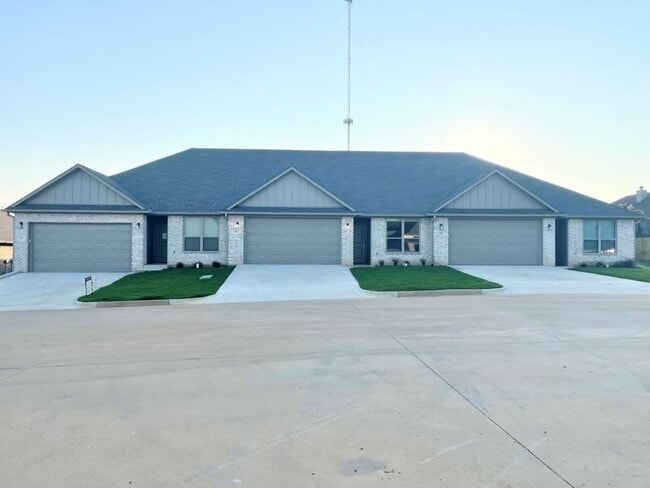 Building Photo - COMING SOON! Luxury 3 Bedroom 2 Bath Townh... Rental