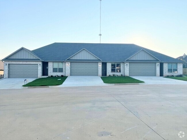 Building Photo - COMING SOON! Luxury 3 Bedroom 2 Bath Townh... Rental