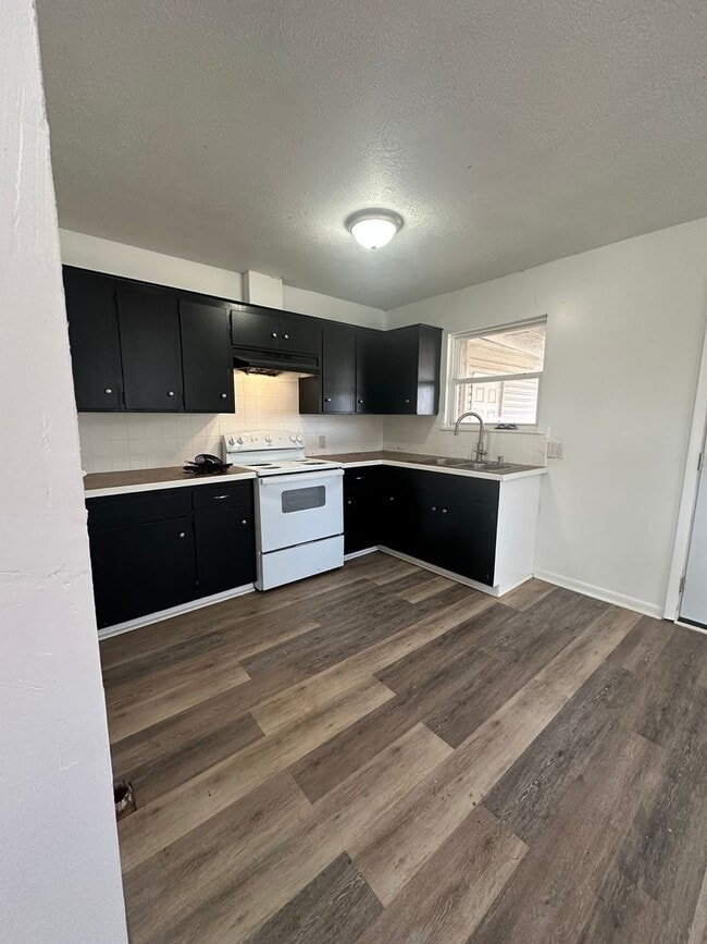 Photo - 3 Bedroom 1 Bath home with a Fenced back Yard!