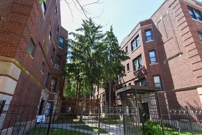 Building Photo - 7006 N Paulina St Rental