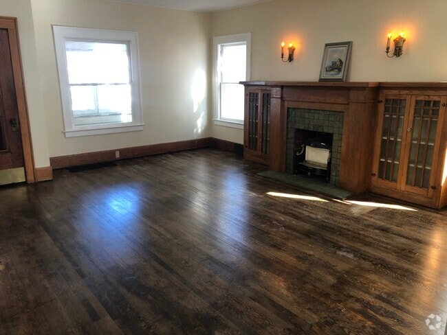 Building Photo - 106 E Heman St Unit 3 Bedroom Lower Flat Rental