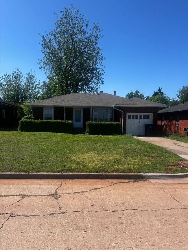 Building Photo - Well Kept Two Bed Room