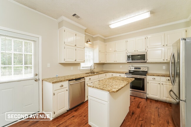 Photo - 269 Yorkshire Pl