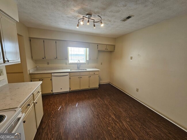 Photo - 144 Braelinn Courts