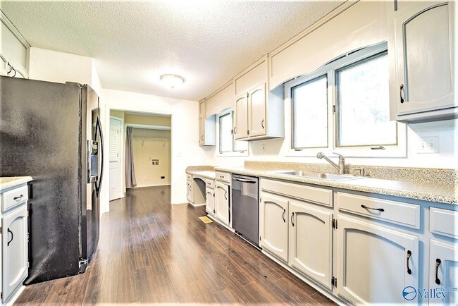 Photo - 710 Crestview Dr