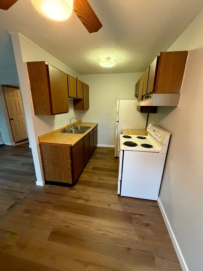 Kitchen - 1002 Cherokee St Unit D
