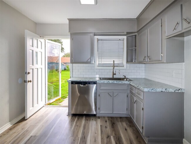 Photo - 6705 Speaker St