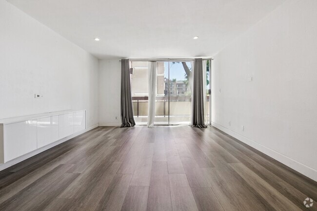 Building Photo - 321 S San Vicente Blvd Unit 101 Rental