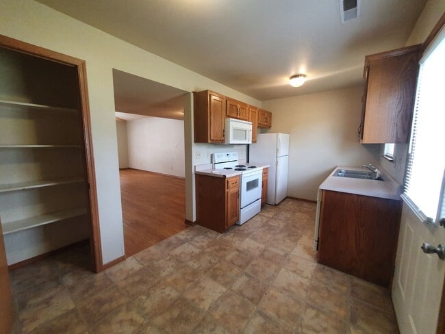 Building Photo - 20390 Skyview Dr Unit 20390 Skyview drive C Rental