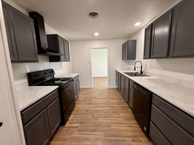 Photo - 904 Davis St