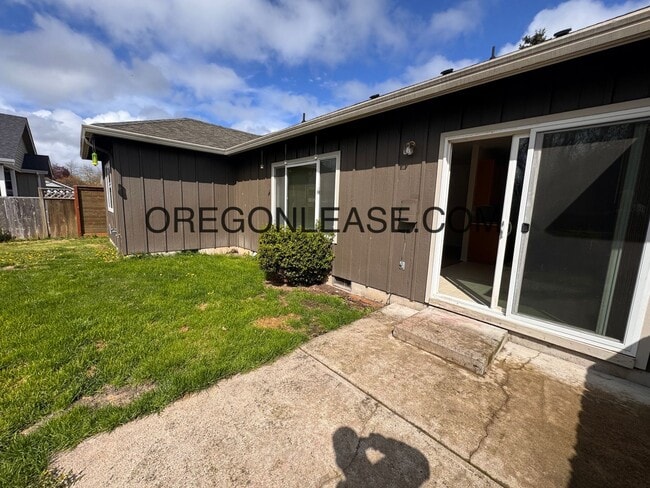 3 bedroom North Eugene home with full size... - 3 bedroom North Eugene home with full size... Unit 3436 Arrowhead St