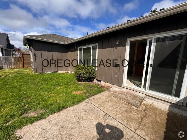 Building Photo - 3 bedroom North Eugene home with full size... Unit 3436 Arrowhead St