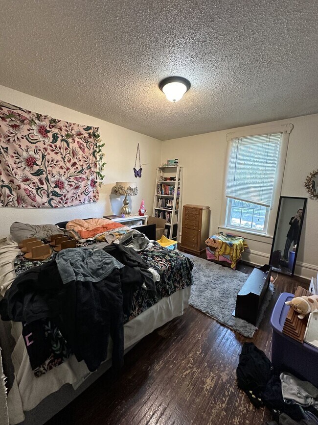 Whole House: 4 Bed 1 Bath close to UWEC!