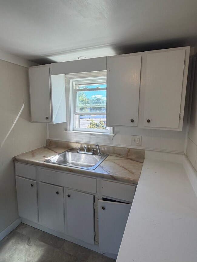17 Knight St Unit C