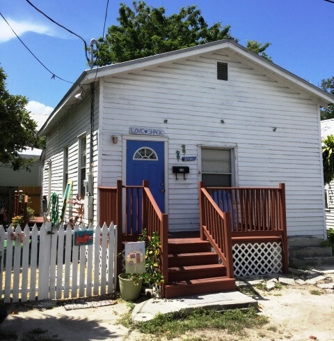 Building Photo - 2 bed + Den 1 bath Single Family House in Bahama Village