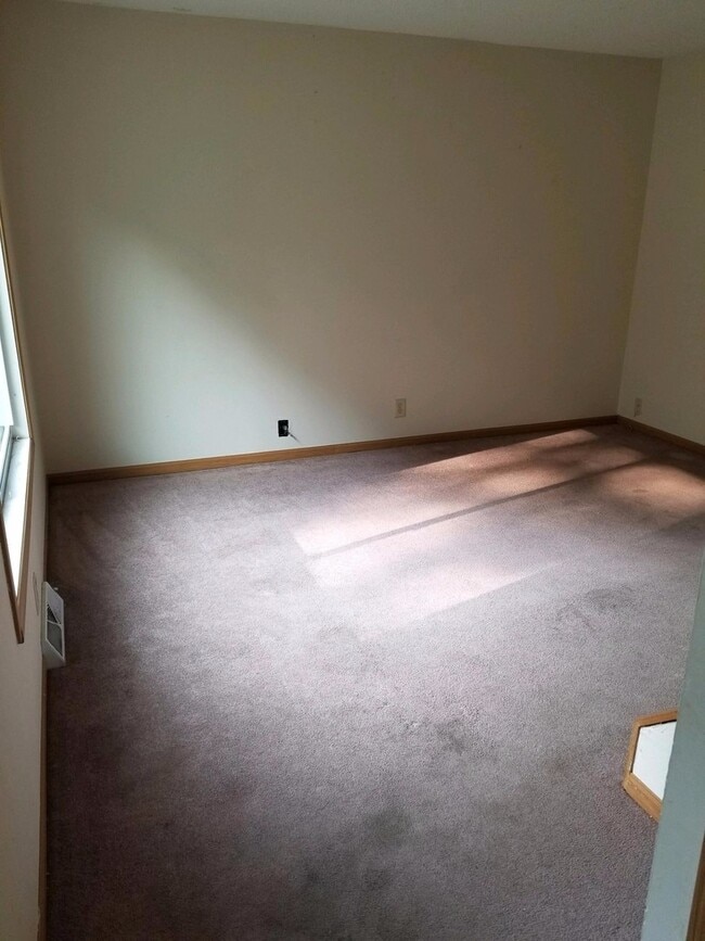 Photo - 2 Bedroom, 1.5 Bath Townhouse in Clinton, IA