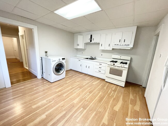 Building Photo - 122 Buttonwood St Unit 1