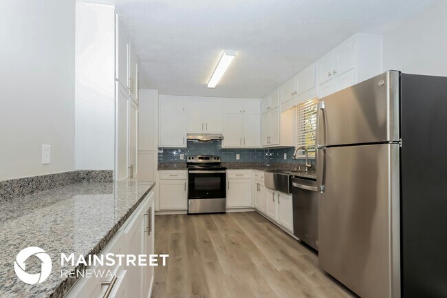 Photo - 565 Greenview Ave SE