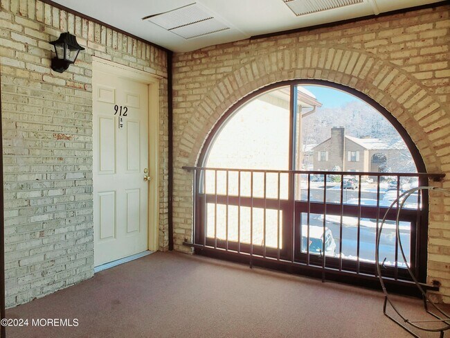 Photo - 912 Wellington Pl