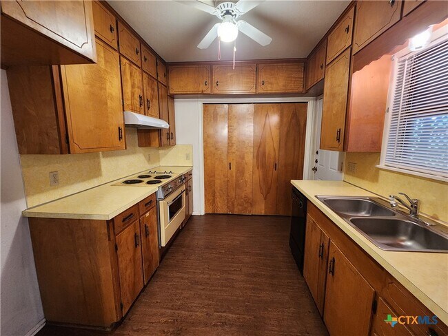 Building Photo - 1274 Hillcrest Dr Rental