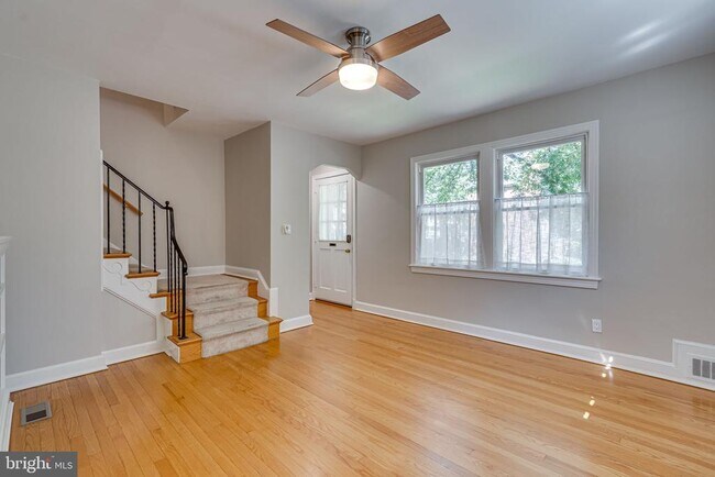 Photo - 425 E Luray Ave