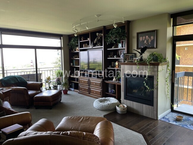Photo - 940 Donner Way