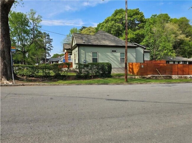 Photo - 198 Wellington St SW