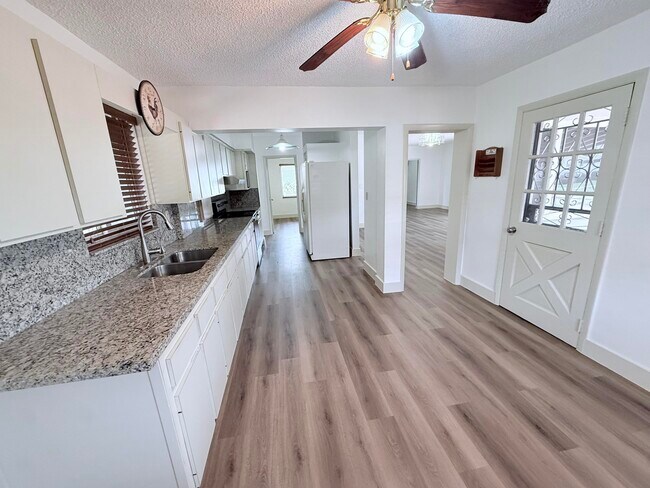 957 W 67th St