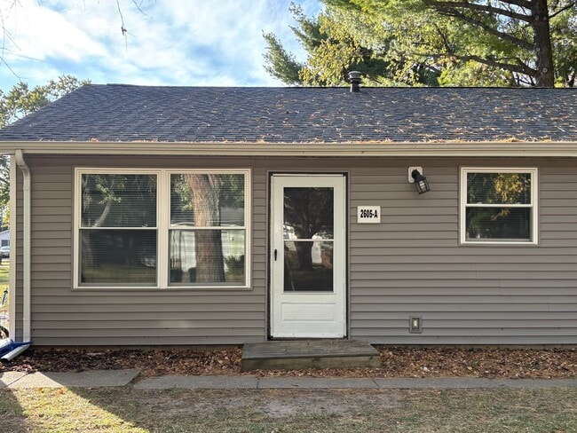 Building Photo - 2605 Roland Dr Unit A