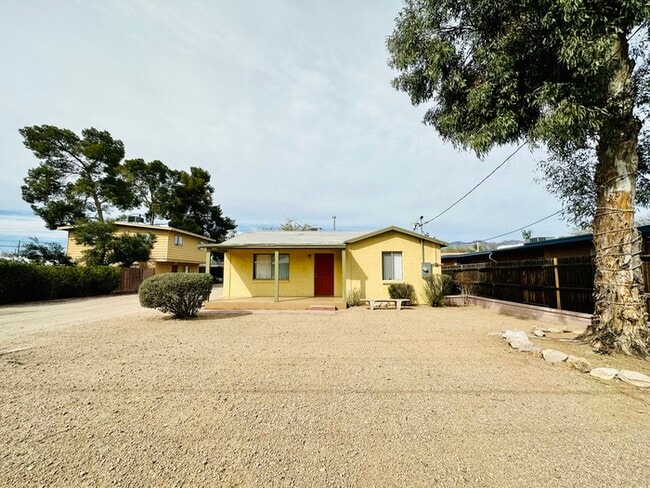 Building Photo - Rare Find 2/1 House IN DESIRED CENTRAL ARE...