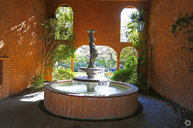 Casa Del Rey Apartments