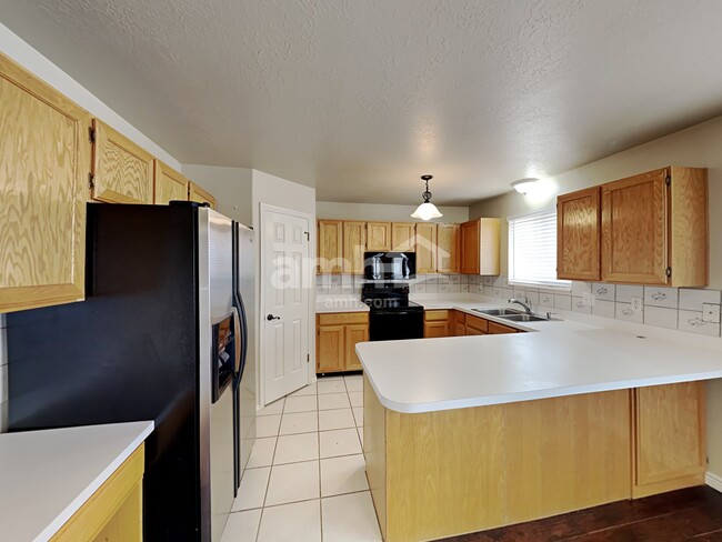 Photo - 911 N 2350 W
