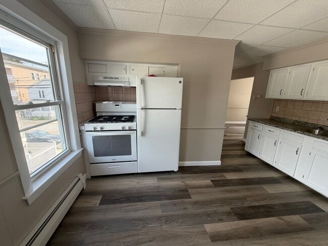 Building Photo - Kingston Unit 61 Kingston Street #2
