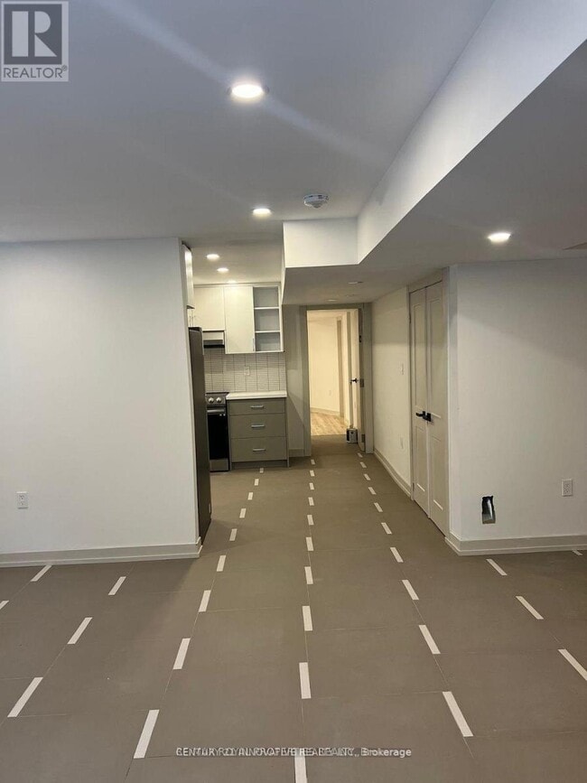 Photo - 1042 Kingpeak Cres