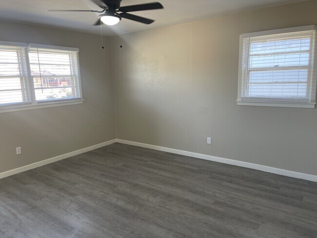 Photo - 1706 E 2nd St