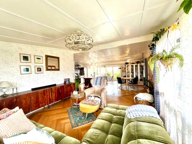 Photo - 2015 Komo Mai Dr