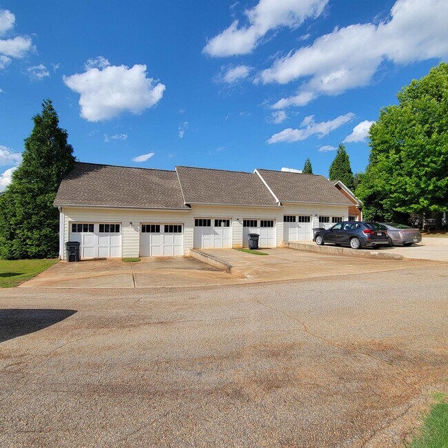 Photo - 1111 Surrey Ln