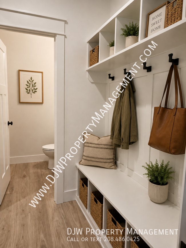 Photo - 1366 N Meadowglen Ave