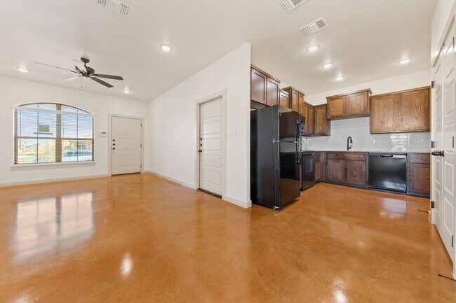 Photo - 1908 Caspian Trl