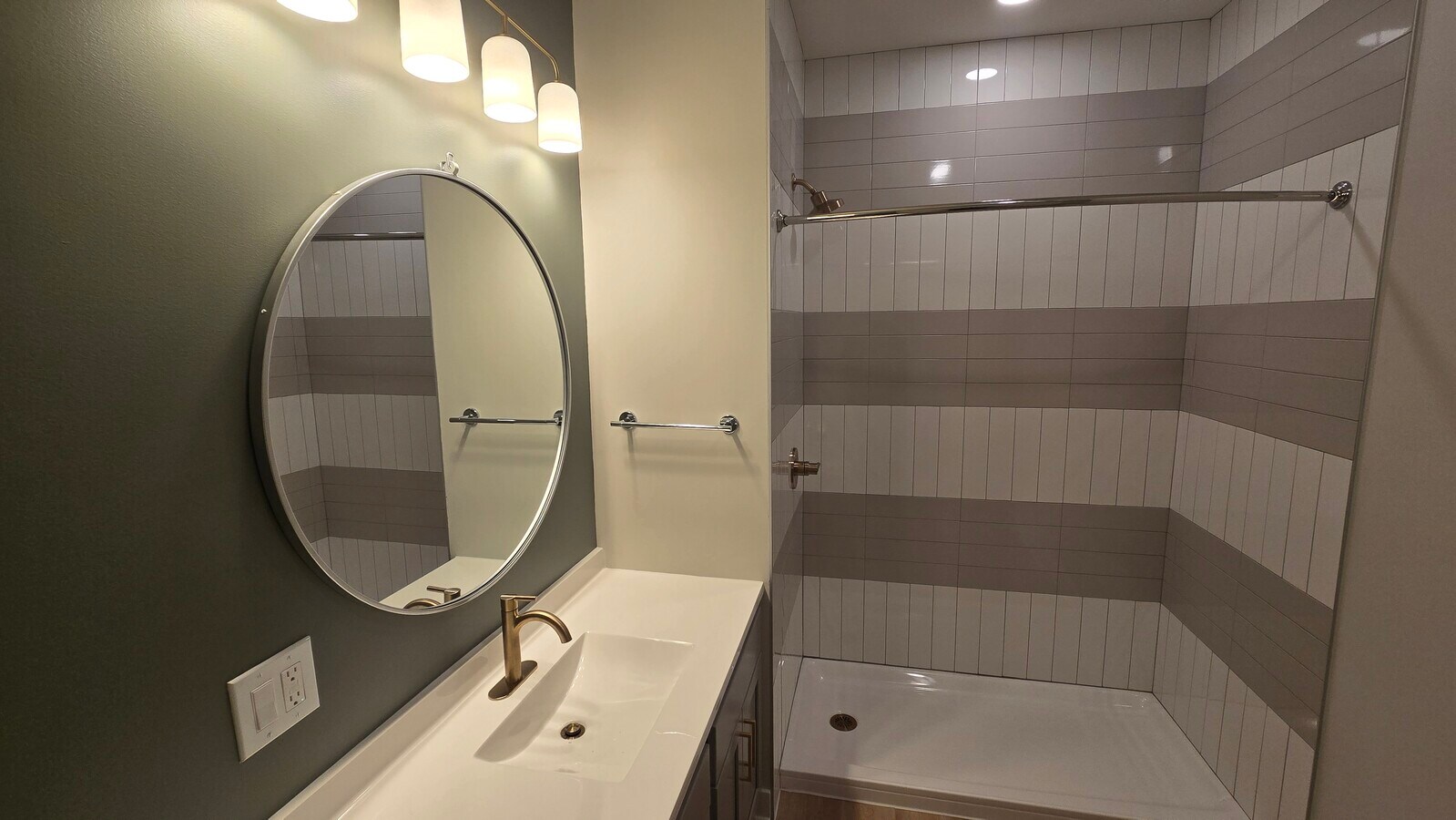 Walk-in Shower - Freewheel Apartments