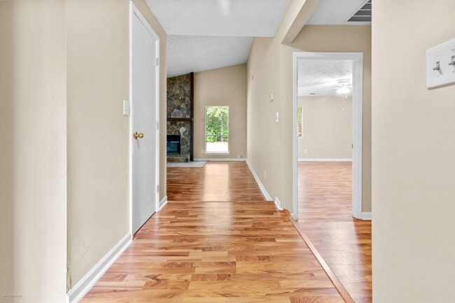 Photo - 625 Oxford Hall Dr SW