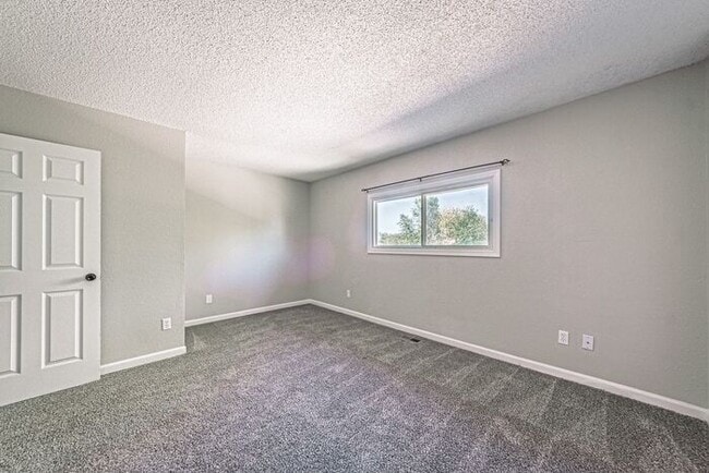 Photo - 3 Bed 2 Bath Townhouse, newly renovated! -...