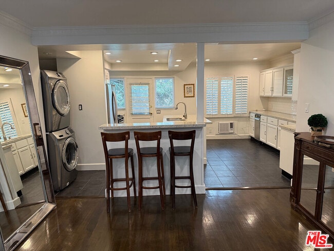 Building Photo - 8727 Shoreham Dr Unit 2